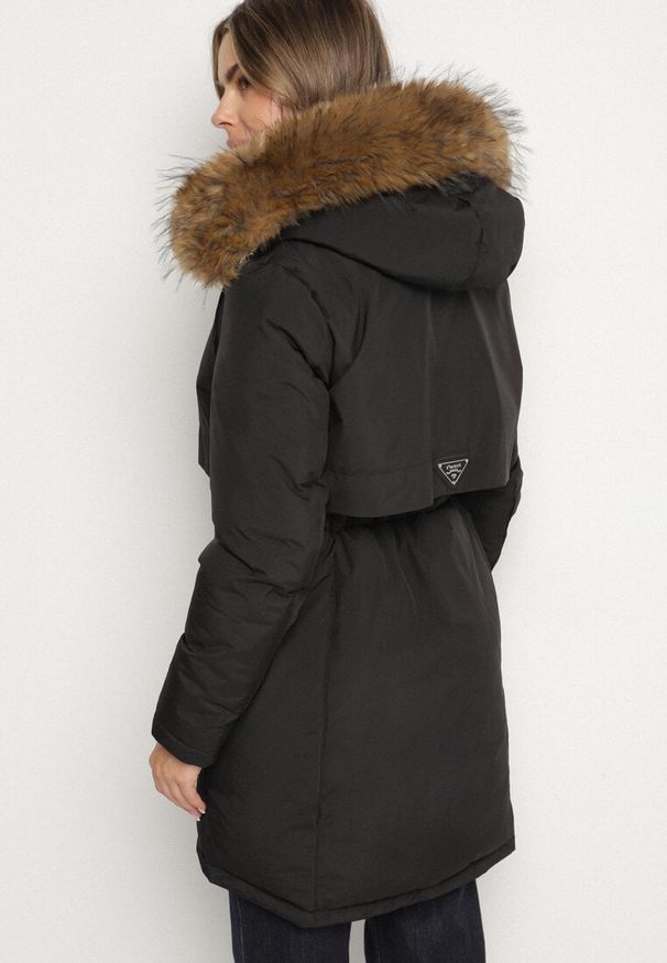 Born2be - Czarna Casualowa Kurtka Parka z Kapturem z Futerkiem Nallorea. Okazja: na co dzień. Typ kołnierza: kaptur. Kolor: czarny. Materiał: futro. Styl: casual