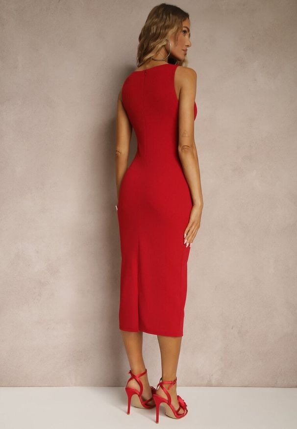 Renee - Czerwona Ołówkowa Sukienka Bez Rękawów z Wiskozą Zdobiona Rozcięciem z Tyłu Fonama. Kolor: czerwony. Materiał: wiskoza. Długość rękawa: bez rękawów. Wzór: aplikacja. Typ sukienki: ołówkowe. Styl: klasyczny