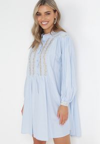 Born2be - Niebieska Pudełkowa Sukienka Mini z Ozdobnym Haftem Rosenwyn. Kolor: niebieski. Długość rękawa: długi rękaw. Wzór: haft. Długość: mini #1