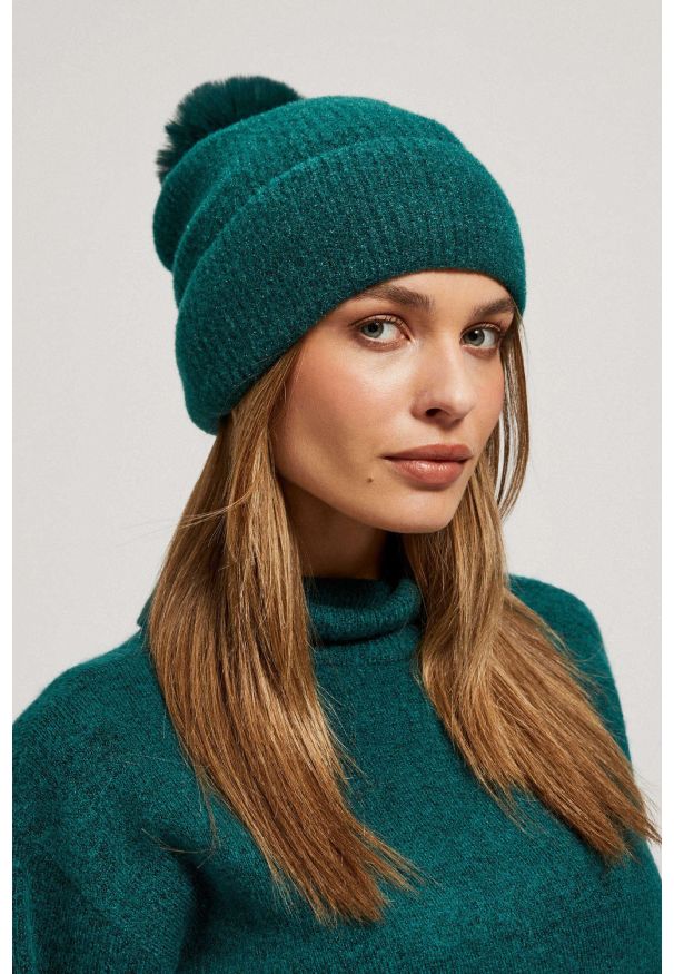 MOODO - Ciepła dzianiowa czapka z pomponem szmaragdowa. Kolor: zielony. Materiał: poliamid