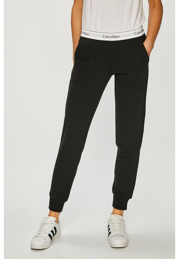 Calvin Klein Jeans - Spodnie. Kolor: czarny. Materiał: bawełna, poliester, dzianina. Wzór: gładki, melanż