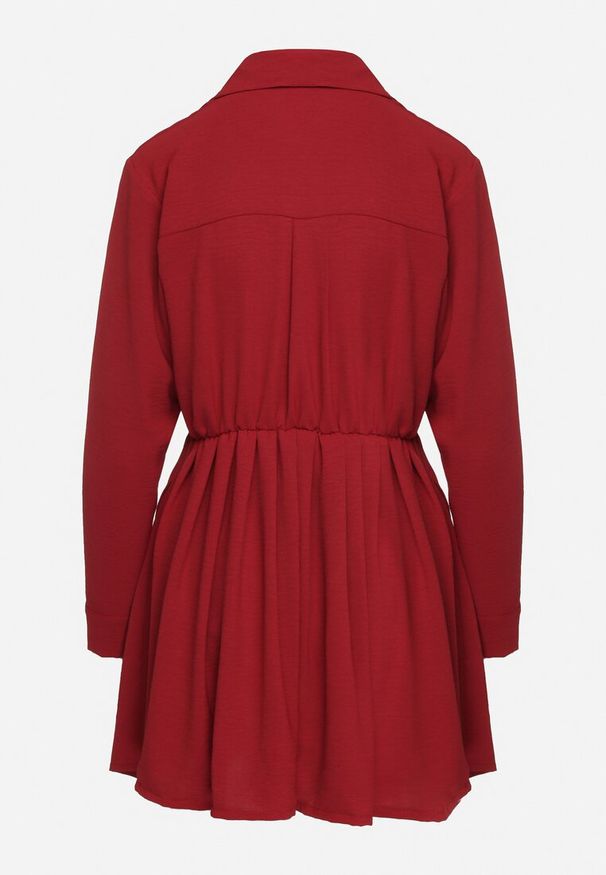 Born2be - Bordowa Asymetryczna Sukienka o Koszulowym Kroju z Gumką w Talii Elodina. Kolor: czerwony. Długość rękawa: długi rękaw. Typ sukienki: koszulowe, asymetryczne. Styl: elegancki, sportowy