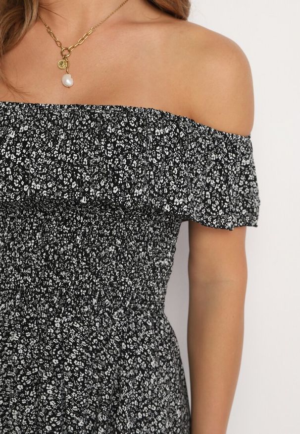 Born2be - Czarna Bawełniana Sukienka z Hiszpańskim Dekoltem i Marszczoną Górą w Kwiaty Samorea. Okazja: na co dzień. Kolor: czarny. Materiał: bawełna. Wzór: kwiaty. Styl: casual, elegancki