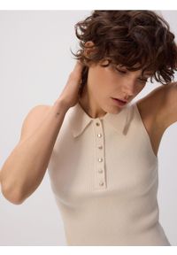 Reserved - Top z ozdobnymi guzikami - kremowy. Kolor: kremowy. Materiał: wiskoza, dzianina #1
