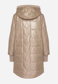 Born2be - Ciemnobeżowa Pikowana Kurtka z Kapturem i Przedłużonym Tyłem Tulara. Okazja: na co dzień. Typ kołnierza: kaptur. Kolor: beżowy. Materiał: jeans. Wzór: aplikacja. Styl: casual, elegancki #5