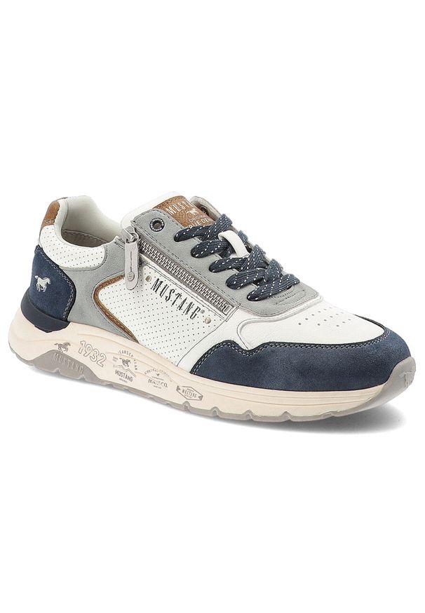Granatowe Sneakersy Mustang Sportowe Obuwie Męskie. Okazja: na co dzień, na spacer. Zapięcie: zamek. Kolor: biały. Materiał: materiał, skóra ekologiczna. Szerokość cholewki: normalna. Wzór: nadruk. Sport: turystyka piesza