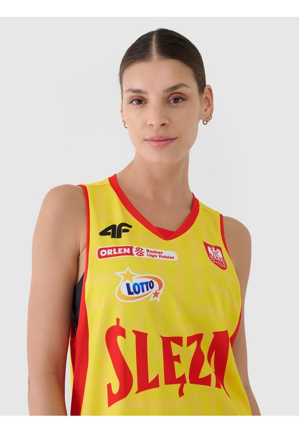 4f - 4F Koszulka meczowa replika domowa z sezonu 2024/25 damska 4F x Ślęza Wrocław - multikolor L. Typ kołnierza: dekolt w serek. Kolor: wielokolorowy. Materiał: dzianina, włókno, syntetyk, materiał. Wzór: gładki, nadruk, ze splotem. Sport: fitness, koszykówka