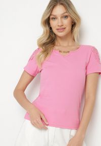 Born2be - Fuksjowy Bawełniany T-shirt z Łańcuszkiem i Koronką Liraveira. Okazja: na co dzień. Typ kołnierza: okrągły. Kolor: różowy. Materiał: bawełna, koronka. Długość rękawa: krótki rękaw. Długość: krótkie. Wzór: koronka. Styl: klasyczny, elegancki, casual
