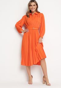 Born2be - Pomarańczowa Plisowana Sukienka Midi z Paskiem z Kołnierzykiem i Kieszeniami Themirlla. Kolor: pomarańczowy. Wzór: aplikacja. Długość: midi