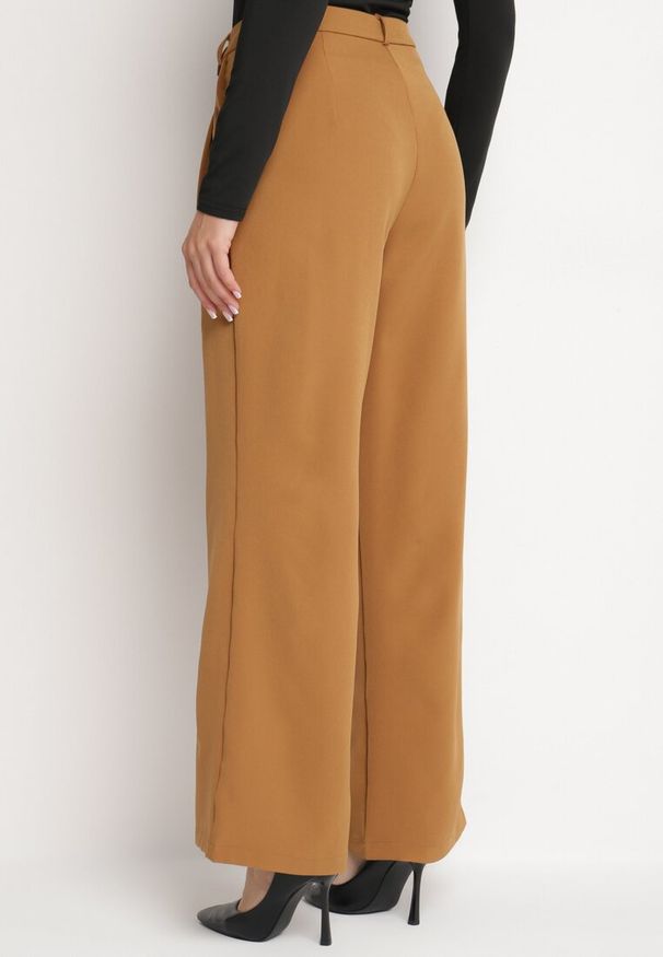 Born2be - Brązowe Spodnie Garniturowe z Szerokimi Nogawkami Kieszeniami i Szlufkami w Pasie Lorttina. Okazja: na co dzień. Kolor: brązowy. Styl: casual