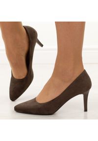 Czekoladowe szpilki damskie Sergio Leone 1336. Okazja: na wesele, na imprezę, na co dzień, na ślub cywilny. Kolor: brązowy. Materiał: zamsz. Szerokość cholewki: normalna. Obcas: na szpilce. Styl: elegancki, casual, wizytowy #1