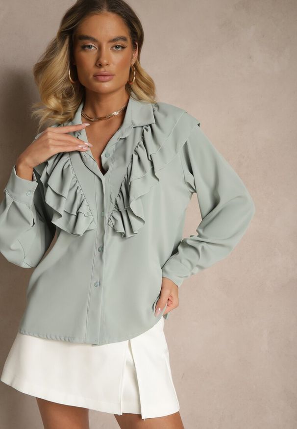 Renee - Jasnozielona Koszula Ozdobiona Falbaną Kornella. Okazja: na co dzień. Typ kołnierza: kołnierzyk klasyczny. Kolor: zielony. Materiał: jeans. Wzór: aplikacja. Styl: klasyczny, elegancki, casual