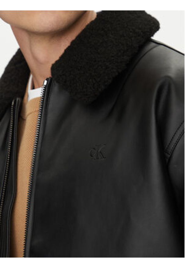 Calvin Klein Jeans Kurtka z imitacji skóry Faux Leather Aviator J30J326729 Czarny Regular Fit. Kolor: czarny. Materiał: syntetyk