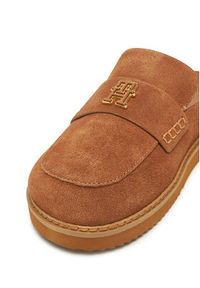 TOMMY HILFIGER - Tommy Hilfiger Klapki Suede Closed Toe Mule FW0FW08583 Brązowy. Kolor: brązowy. Materiał: zamsz, skóra #6