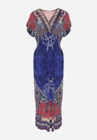 Renee - Niebieska Sukienka o Kopertowym Kroju w Ornamentalny Print Nalori. Okazja: na co dzień. Typ kołnierza: dekolt w serek. Kolor: niebieski. Wzór: nadruk. Typ sukienki: kopertowe. Materiał: materiał. Długość rękawa: krótki rękaw. Styl: boho, wakacyjny, casual. Długość: maxi #5