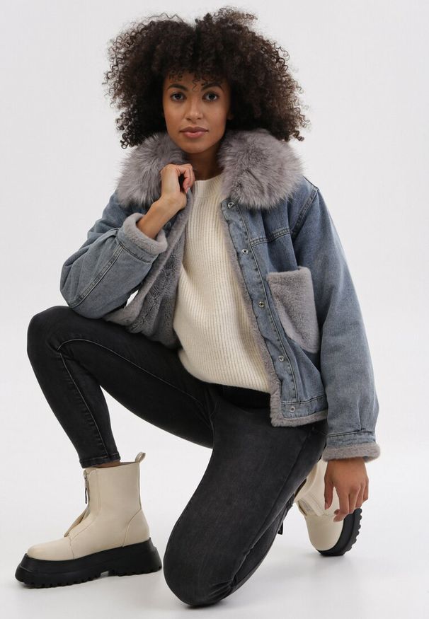 Born2be - Niebieska Kurtka Daeigina. Okazja: na co dzień. Kolor: niebieski. Materiał: materiał, jeans, futro. Długość rękawa: długi rękaw. Długość: długie. Styl: casual