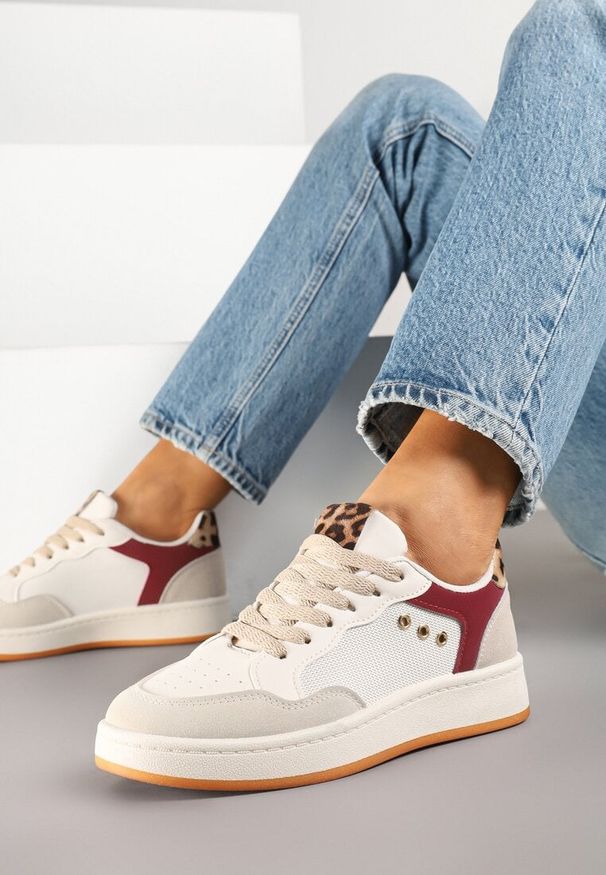 Born2be - Beżowo-Bordowe Sneakersy z Ozdobnymi Przeszyciami w Streetwearowym Stylu Neoniela. Okazja: na co dzień. Kolor: beżowy. Materiał: jeans. Szerokość cholewki: normalna. Wzór: aplikacja. Obcas: na obcasie. Wysokość obcasa: niski