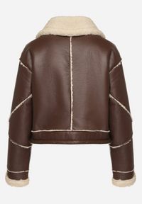 Born2be - Brązowa Krótka Kurtka Biker z Szerokim Kołnierzem i Kieszeniami na Napy Naorielle. Okazja: na co dzień. Kolor: brązowy. Materiał: jeans, futro. Długość: krótkie. Wzór: aplikacja. Styl: wizytowy, casual #3