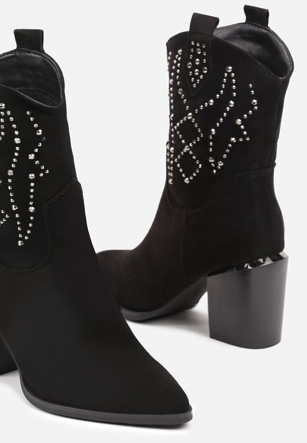 Born2be - Czarne Botki Kowbojki na Obcasie Ozdobione Cyrkoniami Irinalie. Okazja: na co dzień. Kolor: czarny. Materiał: jeans, skóra. Wzór: aplikacja. Sezon: wiosna, lato, jesień. Obcas: na obcasie. Styl: casual, elegancki, rockowy. Wysokość obcasa: średni