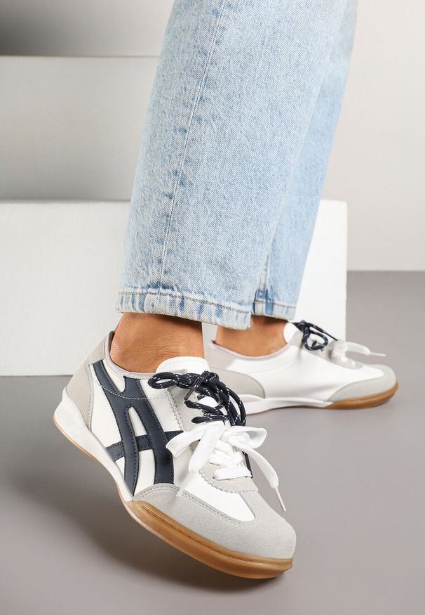 Born2be - Białe Sneakersy z Podwójnym Wiązaniem Ozdobione Paskami Varozi. Okazja: na co dzień. Zapięcie: pasek. Kolor: biały. Materiał: jeans. Wzór: aplikacja