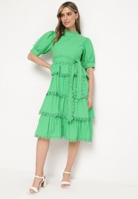 Born2be - Zielona Sukienka Thellis. Kolor: zielony. Materiał: materiał, tkanina, koronka. Długość rękawa: krótki rękaw. Wzór: gładki. Styl: elegancki. Długość: midi #1