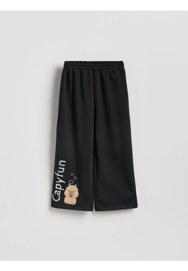 Reserved - Spodnie dresowe CapyFun - czarny. Kolor: czarny. Materiał: dresówka