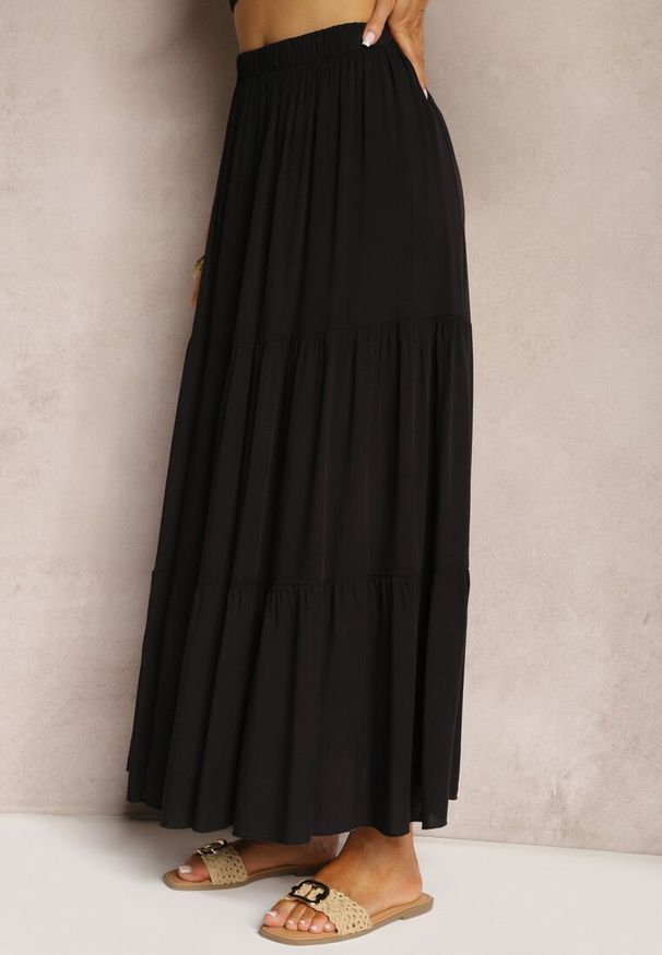 Renee - Czarna Wiskozowa Spódnica High Waist z Gumką w Talii i Falbanką Christiara. Stan: podwyższony. Kolor: czarny. Materiał: wiskoza. Sezon: lato