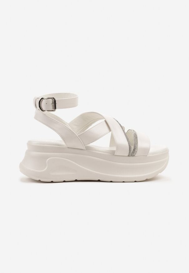 Born2be - Białe Sandały na Grubej Podeszwie z Paskami w Kształcie X i Cyrkoniami Sorazelle. Okazja: na co dzień. Zapięcie: pasek. Kolor: biały. Materiał: jeans. Wzór: aplikacja. Styl: elegancki, casual
