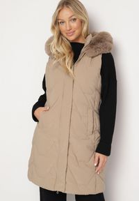 Born2be - Beżowa Kamizelka Pikowana z Futerkiem i Kapturem Innarella. Okazja: na co dzień, do pracy. Kolor: beżowy. Materiał: futro. Styl: casual, elegancki #1