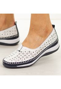 Białe ażurowe skórzane półbuty damskie Cambell 40336. Okazja: na co dzień. Nosek buta: okrągły. Kolor: biały. Materiał: skóra. Szerokość cholewki: normalna. Wzór: ażurowy. Sezon: wiosna, lato. Styl: casual #1