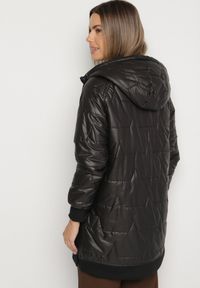 Born2be - Czarna Pikowana Kurtka Przejściowa z Kapturem i Ściągaczami Fesarena. Okazja: na co dzień. Typ kołnierza: kaptur. Kolor: czarny. Materiał: dzianina, jeans. Styl: casual, sportowy #2