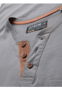 Ombre Clothing - Męski t-shirt z dekoltem na guziki i zamszowym wykończeniem – szary V3. Okazja: na co dzień. Kolor: szary. Materiał: zamsz. Wzór: gładki. Styl: klasyczny, casual #3