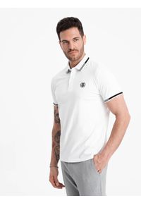 Ombre Clothing - Męska koszulka polo z elastanem z kontrastowymi elementami - biała V1. Okazja: do pracy, na co dzień. Typ kołnierza: polo. Kolor: biały. Materiał: elastan. Wzór: haft, paski. Styl: klasyczny, sportowy, casual #3