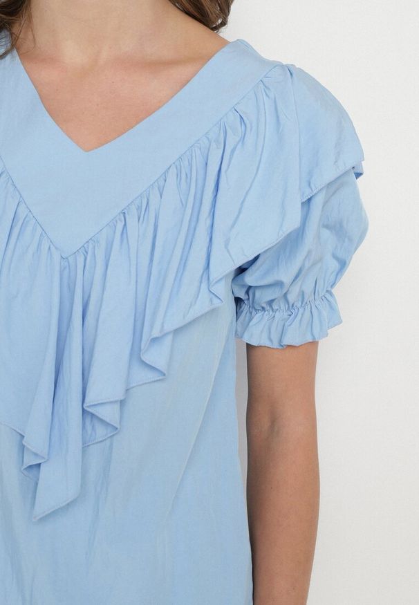 Born2be - Jasnoniebieska Bluzka z Wiskozą i Falbankami Fadevia. Okazja: na co dzień. Typ kołnierza: kołnierz z falbankami. Kolor: niebieski. Materiał: wiskoza. Długość rękawa: krótki rękaw. Długość: krótkie. Styl: elegancki, casual, wizytowy