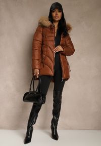 Renee - Brązowa Trapezowa Kurtka z Pikowanymi Przeszyciami i Kapturem z Odpinanym Futrem Deoiala. Okazja: na co dzień. Kolor: brązowy. Materiał: futro. Długość rękawa: długi rękaw. Długość: długie. Styl: elegancki, casual, wizytowy #4