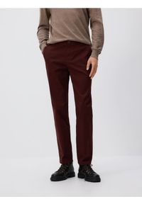 Reserved - Bawełniane spodnie chino slim - mahoniowy. Kolor: brązowy. Materiał: bawełna