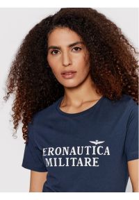 Granatowy t-shirt z napisem Aeronautica Militare. Kolor: niebieski. Materiał: bawełna. Wzór: napisy