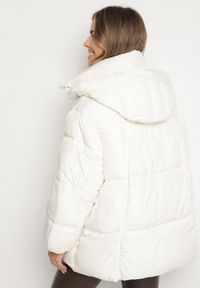 Born2be - Biała Pikowana Kurtka o Kroju Oversize z Kapturem Galandia. Okazja: na spacer, na co dzień. Typ kołnierza: kaptur. Kolor: biały. Materiał: jeans, poliester. Styl: casual, elegancki #2