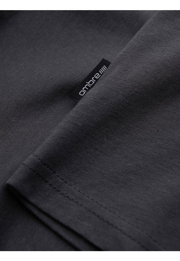 Ombre Clothing - Klasyczna męska bawełniana koszulka z dekoltem w serek BASIC - grafitowa V3 OM-TSBS-0145 - XL. Typ kołnierza: dekolt w serek. Kolor: szary. Materiał: bawełna. Styl: klasyczny