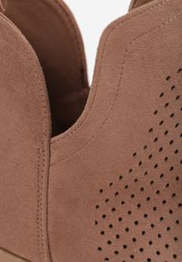 Renee - Brązowe Płaskie Botki Vices z Ażurową Cholewką Ozdobione Wycięciem Selanis. Okazja: na spotkanie biznesowe. Kolor: brązowy. Materiał: jeans. Szerokość cholewki: normalna. Wzór: ażurowy, aplikacja. Styl: biznesowy #7