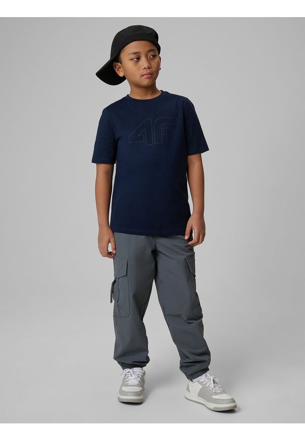 4f - 4F T-shirt regular z nadrukiem chłopięcy - granatowy 140 (9-10 lat). Okazja: na co dzień, na uczelnię. Kolor: niebieski. Materiał: bawełna, skóra, materiał. Wzór: nadruk. Sezon: lato. Styl: casual, klasyczny