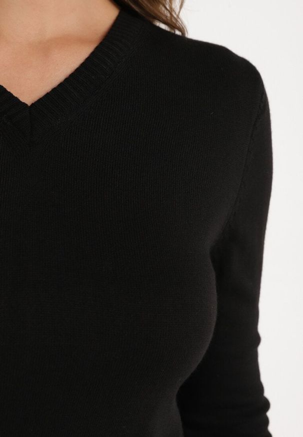 Born2be - Czarny Klasyczny Sweter z Trójkątnym Dekoltem Anillia. Okazja: na co dzień. Kolor: czarny. Materiał: jeans. Długość: długie. Styl: klasyczny