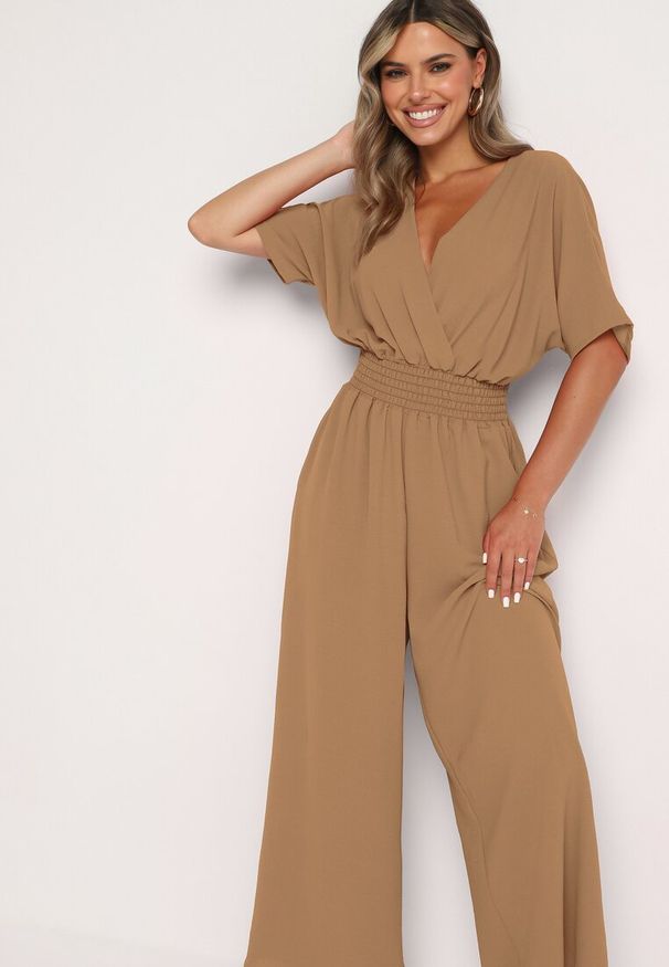 Born2be - Brązowy Kopertowy Kombinezon z Gumką w Talii i Szerokimi Nogawkami Vimashea. Okazja: na co dzień. Kolor: brązowy. Styl: casual, elegancki