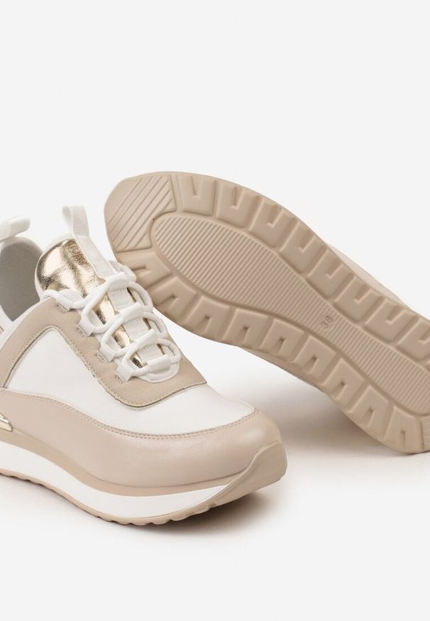 Born2be - Beżowo-Białe Sneakersy na Ukrytym Koturnie z Metaliczną Blaszką i Napisem Yenavra. Okazja: na co dzień, na spacer. Kolor: beżowy. Wzór: napisy. Obcas: na koturnie. Sport: turystyka piesza