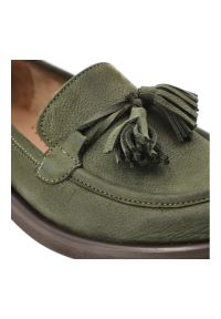 Mokasyny damskie Armodo, cholewka ze skóry naturalnej o gładkim wykończeniu z dekoracyjnymi frędzlami na podbiciu, zielone, 1726. Okazja: na co dzień, do pracy, na spotkanie biznesowe. Kolor: zielony. Materiał: skóra. Szerokość cholewki: normalna. Wzór: gładki. Styl: casual, biznesowy, elegancki #2