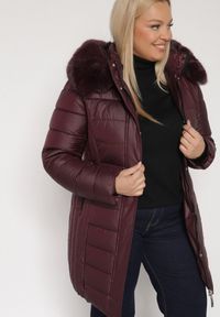 Born2be - Bordowa Długa Kurtka Pikowana z Odpinanym Kapturem i Futerkiem Retelma. Okazja: na co dzień. Kolor: czerwony. Materiał: futro. Długość: długie. Styl: casual #7