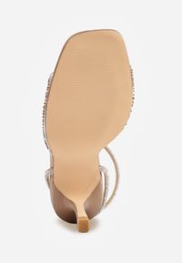 Born2be - Ciemnobeżowe Sandały entne Sandały na Szpilce Ozdobione Cyrkoniami Danelira. Okazja: na co dzień. Nosek buta: otwarty. Zapięcie: sprzączka. Kolor: beżowy. Wzór: aplikacja. Materiał: jeans. Obcas: na szpilce. Styl: wizytowy, casual, klasyczny, elegancki. Wysokość obcasa: średni #6