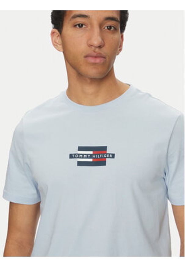 TOMMY HILFIGER - Tommy Hilfiger T-Shirt Flag Box MW0MW38636 Błękitny Regular Fit. Kolor: niebieski. Materiał: bawełna