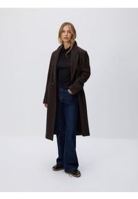 Reserved - Dwurzędowy płaszcz z wełną - mahoniowy. Kolor: brązowy. Materiał: wełna