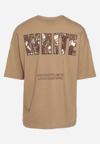 Born2be - Ciemnobeżowa Bawełniana Koszulka T-shirt z Ozdobnym Nadrukiem Sanestia. Okazja: na co dzień. Kolor: beżowy. Materiał: bawełna. Wzór: nadruk. Styl: klasyczny, casual, elegancki #4
